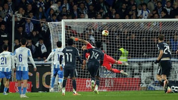 2-3. Isaiah Jerónimo lanza una falta directa y el balón se estrella en el larguero. En el rechace, aparece Gonzalo Di Renzo que dispara, el esférico golpea de nuevo en el travesaño y se cuela en la portería de Andriy Lunin.