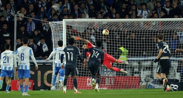 2-3. Isaiah Jerónimo lanza una falta directa y el balón se estrella en el larguero. En el rechace, aparece Gonzalo Di Renzo que dispara, el esférico golpea de nuevo en el travesaño y se cuela en la portería de Andriy Lunin.