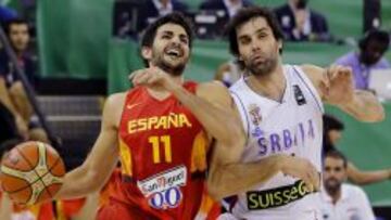 Ricky Rubio, defendido por Milos Teodosic.