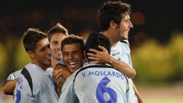 <b>IN EXTREMIS. </b>Katxorro es felicitado por sus compañeros tras marcar el gol de la victoria ante el Cádiz.