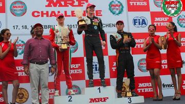 Harrison Newey en el podio del MRF Challenge flanqueado por Mick Schumacher a la izquierda y Joey Mawson a la derecha.