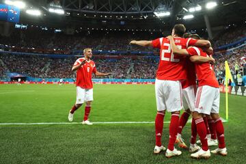Si bien es cierto que se trata de la Selección anfitriona, antes del Mundial exisitían dudas que se disiparon con el paso de dos partidos, en los cuales han resultado vencedores los rusos: 5-0 sobre Arabia Saudita y 3-1 contra Egipto. Ya se encuentran instalados en octavos de final.
