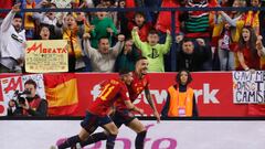 Joselu celebra con Yeremy Pino el segundo gol ante Noruega en La Rosaleda.