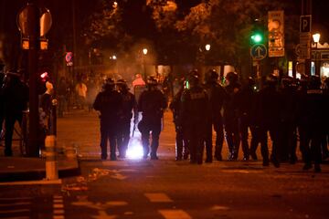 Tras la derrota del Paris Saint-Germain en la final de la Champions League 2020 algunos aficionados del conjunto parisino salieron a las calles de la capital francesa para provocar numerosos disturbios. Los alrededores del Parque de los Príncipes se convirtió en una batalla campal con entre las autoridades y los ultras del PSG. 
