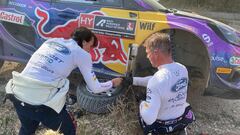 Loeb abandona y Neuville toma el mando