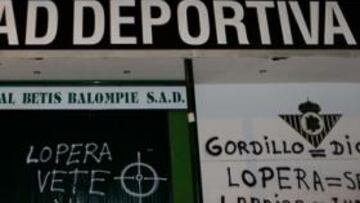 <b>LA IMAGEN.</b> AS captó anoche las imágenes de las pintadas en las puertas de la Ciudad Deportiva.