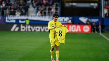 PAMPLONA , 31/01/2026.- El delantero del Villarreal Gerard Moreno celebra tras abrir el marcador durante el encuentro correspondiente a la jornada 22 de LaLiga EA Sports entre el Osasua y el Villarreal en El Sadar, Pamplona, este sábado. EFE/ Villar Lopez