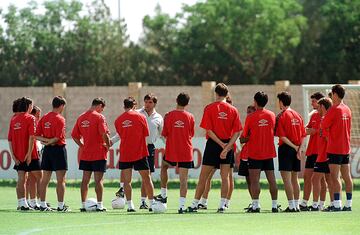 Marcos Alonso dando una charla a los jugadores del Sevilla Fútbol Club durante su etapa como entrenador del club 'blanquirrojo'.