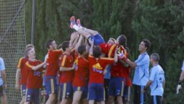 Los jugadores de la Selección Olímpica mantearon a Jordi Alba durante el entrenamiento de ayer.