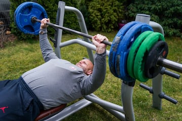 El lanzador Malachowski, entrenando para Tokio 2020 en su jardín