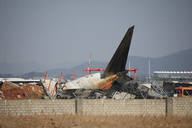 Los restos del avión yacen en el suelo después de que se saliera de la pista y se estrellara en el Aeropuerto Internacional de Muan en Corea del Sur