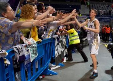 Jaycee Carroll saluda a la afición. 