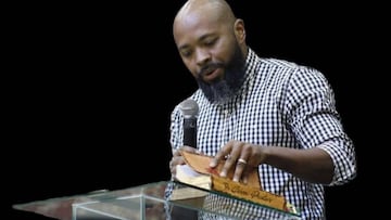 César Prates, en uno de sus sermones como pastor evangélico.