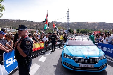 Manifestantes propalestinos entre los aficionados congregados antes de darse la salida de la vigésima etapa de La Vuelta a España.