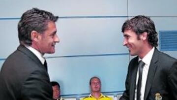 <b>ENCUENTRO. </b>El Getafe se cruzó con el Madrid en Barajas y Michel saludó a jugadores como Raúl.