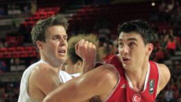 El alero de Turquía Emir Preldzic (d) intenta superar al alero de Nueva Zelanda Thomas Abercrombie, en partido de la primera jornada de la Copa del Mundo de baloncesto, grupo C, que se disputa en el Bizkaia Arena, en Barakaldo.