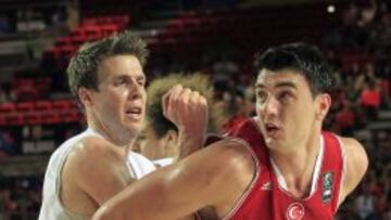  El alero de Turqu&iacute;a Emir Preldzic (d) intenta superar al alero de Nueva Zelanda Thomas Abercrombie, en partido de la primera jornada de la Copa del Mundo de baloncesto, grupo C, que se disputa en el Bizkaia Arena, en Barakaldo.