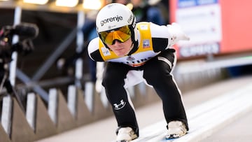 Domen Prevc desciende por el trampolín de Engelberg (Suiza).