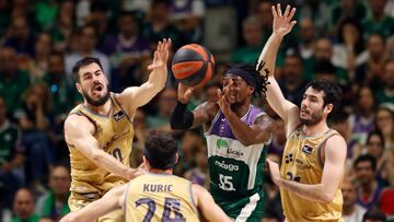 MÁLAGA, 11/06/2023.- El base estadounidense-montenegrino del Unicaja Kendrick Perry (2d) pasa el balón ante la defensa de los jugadores del Barça Nikola Kalinic (i), Álex Abrines (d) y Kyle Kuric (2i) durante el tercer partido de las semifinales de los playoff de la Liga Endesa entre el Barça y el Unicaja, este domingo en el Palacio de Deportes José María Martín Carpena de Málaga. EFE/ Jorge Zapata
