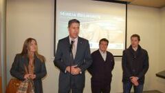 El alcalde de Badalona, Xavier Garc&iacute;a Albiol, con Jos&eacute; Belmonte, padre de Mireia, durante la inauguraci&oacute;n de la exposici&oacute;n.