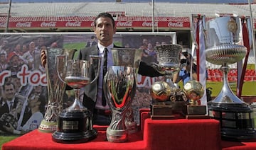 Palop posa junto a los trofeo conseguidos con el Sevilla.