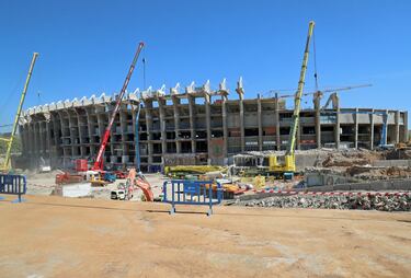 Las grúas demoliendo la tercera grada del Spotify Camp Nou.
