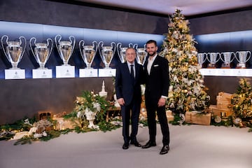 Florentino Pérez y Nacho posan durante el mensaje navideño de 2022.
