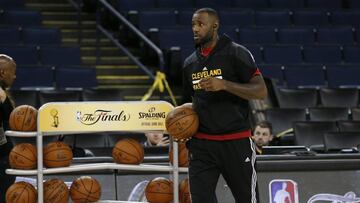 LeBron James, durante el entrenamiento ayer viernes en el Oracle Arena de Oakland.