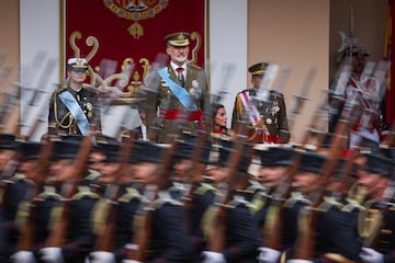 Felipe V observa el Desfile de las Fuerzas Armadas.