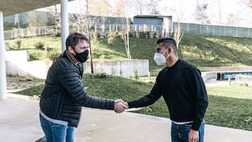 El entrenador argentino Eduardo Coudet saluda al internacional mexicano Orbelín Pineda en la ciudad deportiva del Celta.