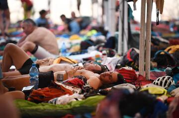 Los participantes descansan en el campamento después del final de la Etapa 3 de la 13ª edición de Titan Desert 2018 entre Alnif y Rissani, en el centro de Marruecos