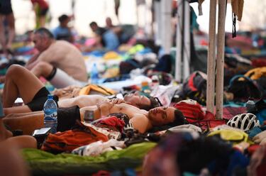 Los participantes descansan en el campamento después del final de la Etapa 3 de la 13ª edición de Titan Desert 2018 entre Alnif y Rissani, en el centro de Marruecos