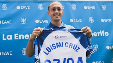 Luismi Cruz posando con la camiseta del Tenerife