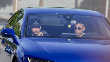 02/08/17 BARCELONA ENTRENAMIENTO LLEGADA DEL COCHE DE NEYMAR PARA DESPEDIRSE DE SUS COMPAÑEROS