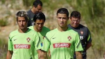 <b>ARROPADO. </b>Coentrao y Pepe 'escoltan' a Cristiano de camino a un entrenamiento en Óbidos.