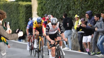 El ciclista esloveno Tadej Pogacar rueda junto a Filippo Ganna, Wout Van Aert y Mathieu Van der Poel en la subida al Poggio en la Milán-San Remo.