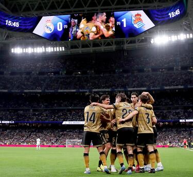 0-1. Ander Barrenetxea celebra el primer gol con sus compañeros.