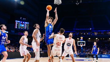 Hugo López, pívot del Movistar Estudiantes, lanza ante el Ourense en el último partido que disputaron ambos equipos.