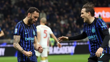 MILAN (Italy), 28/02/2026.- Inter Milans Hakan Calhanoglu celebrates jubilates with his teammate Piotr Zielinski after scoring on penalty during the Italian serie A soccer match between Inter and Genoa at Giuseppe Meazza stadium in Milan, Italy, 28 February 2026. (Italia, Génova) EFE/EPA/MATTEO BAZZI