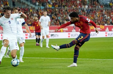 Pase de Balde por izquierda, dentro del área, para Dani Olmo.