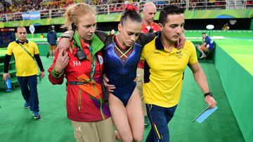 Catalina Escobar es atendida por su entrenador y el cuerpo médico luego de su lesión.