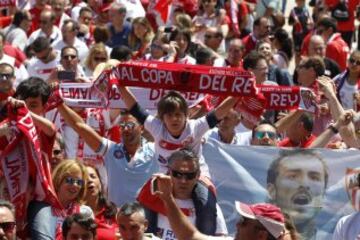 Mucha fiesta y alegría en las instalaciones de la Pradera de San Isidro donde se concentró la afición del Sevilla.