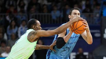 ANDORRA LA VELLA, 16/03/2025.- El escolta eslovaco de Morabanc, Kyle Kuric (i), con el balón ante el alero estadounidense del FC Barcelona, Jabri Parker, durante el encuentro correspondiente a la fase regular de la Liga Endesa que disputan hoy domingo Morabanc Andorra y FC Barcelona en el Polideportivo Toni Martí de Andorra la Vella. EFE / Fernando Galindo.