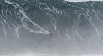 También hay fotos de esta ola candidatas al premio XXL Biggest Wave hechas por Mike Jones.