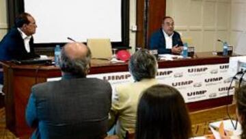 <b>EN LA MAGDALENA. </b>Alfredo Relaño, ayer en el momento de su ponencia en el curso de la UIMP.