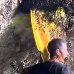 El impactante método de trabajo de un apicultor en China: recoge la miel sin protección y se mete las abejas en la boca