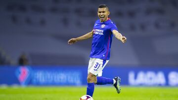 Orbel&iacute;n Pineda festeja un gol con Cruz Azul