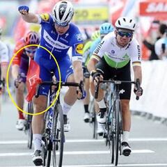 El peligroso esprint que ganó Jakobsen con una bandera enganchada en el manillar