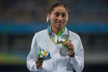 Lupita González ya luce su medalla de plata en el cuello