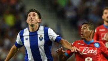 Héctor Herrera en la disputa por el balón con el brasileño Allan Marques, del Napoli.